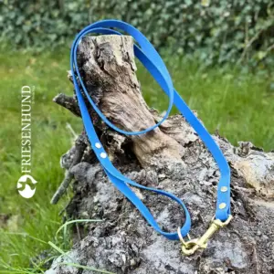 1,5m Hexa-Führleine 16mm mit Messing auf einem alten Baumstamm abgelegt