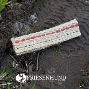 Jute-Gegenstand mit roter Linie