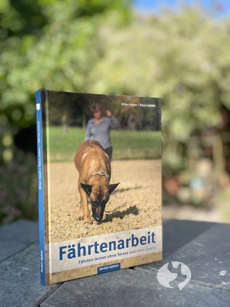 Ansicht des Buchs "Fährtenarbeit" von Milan Hoyer und Klaus Jadatz